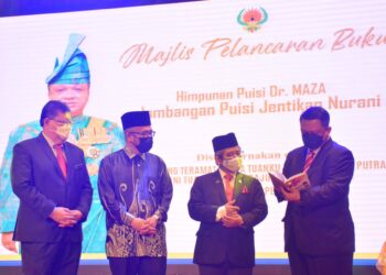 Tuanku Syed Faizuddin Putra Jamalullail ketika melancarkan buku Himpunan Puisi Dr. MAZA: Jambangan Puisi Jentikan Nurani di Dewan Bahasa dan Pustaka di Kuala Lumpur hari ini.
