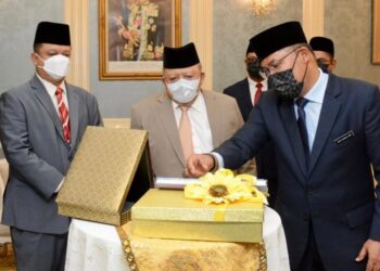 TUANKU Syed Sirajuddin Jamalullail berkenan berangkat menerima taklimat status pelaksanaan projek dan kerja-kerja penyelenggaraan Persekutuan dan negeri
di Balai Mengadap Biru Istana Arau, Perlis.- UTUSAN