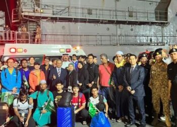 SEMUA 30 rakyat Malaysia selamat tiba di Pangkalan Tentera Laut Raja Faisal di Jeddah selepas menempuh perjalanan hampir sembilan jam dari Pelabuhan Sudan. - FOTO/WISMA PUTRA
