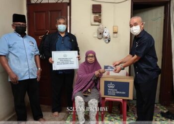 SALAH seorang penerima yang mendapat kurniaan barangan keperluan daripada Sultan Ibrahim Sultan Iskandar di Johor Bahru, Johor. - ROYAL PRESS OFFICE