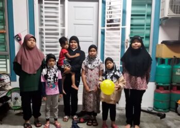 NURALLESYAH Balqis Mohd. Azman (tengah) bersama enam adiknya di rumah sewa mereka di Teluk Intan, Perak. - UTUSAN/AIN SAFRE BIDIN