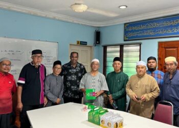 R. RAMANAN (empat, kiri) menunaikan janji untuk memberikan sumbangan daripada gaji Ahli
Parlimen beliau di Sungai Buloh untuk rumah-rumah ibadat termasuk surau dan masjid sempena bulan Ramadan ini semalam.