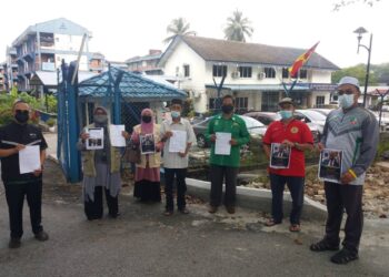 MOHD. Fuad Mohd. Salleh (tiga kanan) bersama wakil NGO menunjukkan laporan polis berhubung isu itu di luar pekarangan Balai Polis Seksyen 6, Shah Alam, Selangor, hari ini.