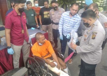 SUSPEK memakai baju tahanan berwarna oren di Balai Polis Pali, Sumatera Selatan.-Polres Pali