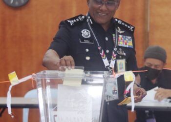 KETUA Polis negeri, Datuk Seri Ramli Mohamed Yoosuf mengundi awal di pusat pengundian di Dewan Badminton Kompleks PDRM Alor Akar di Kuantan, Pahang. - FOTO/SHAIKH AHMAD RAZIF