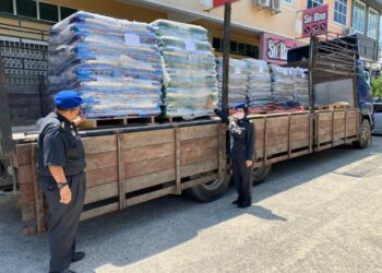 RIZQ Fazliana Abd. Hamid (kanan) menunjukkan baja dirampas dalam serbuan di stor bangunan perniagaan di Bukit Pasir, Muar, Johor.