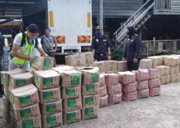 BARANG kawalan yang disorok dalam stor penyimpanan di Kampung Barambangon, Kudat, Sabah. - IHSAN KPDNHEP