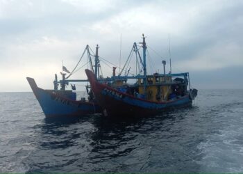 BOT nelayan yang melakukan pelbagai kesalahan termasuk membina tangki minyak tambahan yang dirampas di perairan Bagan Datuk, Perak, hari ini. 