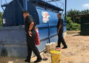 ANGGOTA KPDN Terengganu memeriksa sebuah tangki diesel dalam Ops Tiris di sebuah tapak projek di Kuala Dungun, Dungun, semalam.