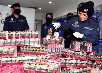 SITI Zaleha Mohd. Said (kanan) menunjukkan rokok yang dirampas dalam sidang akhbar di Jabatan Kastam Diraja Malaysia, Lebuh Ayer Keroh, Melaka. - FOTO/RASUL AZLI SAMAD
