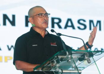 RONALD Kiandee ketika merasmikan Pesta Walet Beluran, Sabah.