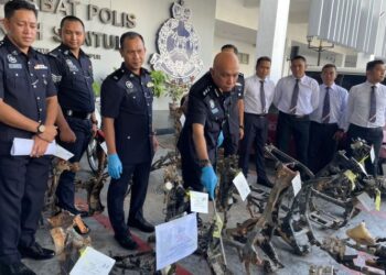 AHMAD Sukarno Mohd Zahari (tengah) menunjukkan rangka motosikal yang ditemukan di Sungai Kampung Mulia, Gombak.