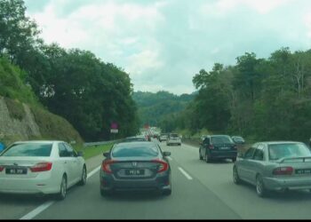 TANGKAP layar daripada video tular yang memaparkan penunggang motosikal dan pemboncengnya jatuh dilanggar sebuah kereta di Lebuh Raya Kuala Lumpur-Karak di Bentong, Pahang.