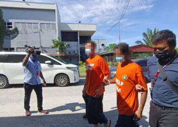 PENGARAH  syarikat dihadapkan ke Mahkamah Majistret Ipoh hari ini bagi mendapatkan perintah reman untuk siasatan kes rasuah berjumlah RM400,000.