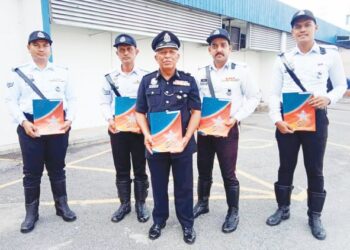 Kelakuan terpuji... Sub Inspektor Ramli Awang (depan) bersama empat anggota polis yang menerima surat penghargaan kerana menolak rasuah sempena Perhimpunan Bulanan Kontinjen Perak di Ipoh pada 7 Ogos 2020. – Utusan/Zaki Salleh