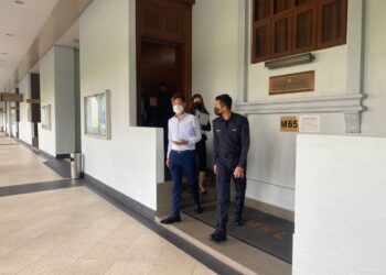LIM Eng Hoong keluar dari Mahkamah Sesyen Kuala Lumpur selepas didakwa atas 26 pertuduhan memberi rasuah hampir RM85,000. - UTUSAN/NORLIZAH ABAS