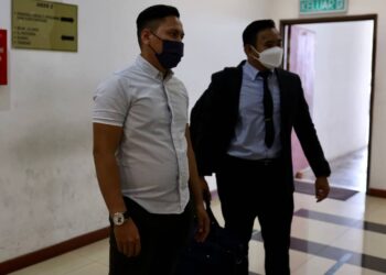 CHE Adam Che Hussin hadir ke Kompleks Mahkamah Shah Alam bagi mendengar pertuduhan rasuah melibatkan RM35,000 hari ini. - UTUSAN / ZULFADHLI ZAKI
