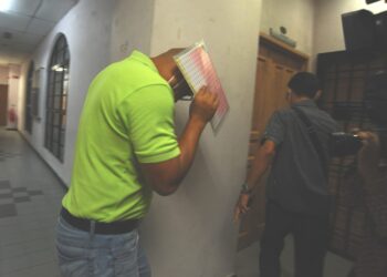 PHANG Kok Ling tiba di Mahkamah Sesyen Johor Bahru untuk dituduh cuba memberi rasuah pegawai penguat kuasa pada April lalu.