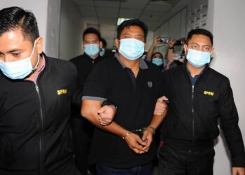 SAMUDIN Kambali (tengah) didakwa atas tuduhan memberi suapan kepada anggota polis di Mahkamah Sesyen Johor Bahru, Johor. - UTUSAN/RAJA JAAFAR ALI