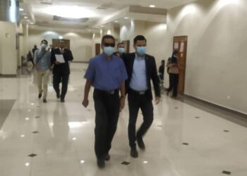 NAZERI Hussain (kiri) menghadapi empat pertuduhan rasuah di Mahkamah Sesyen Kuantan, Pahang.