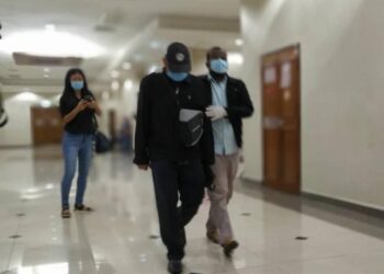 SYAMSUL Azrai Yusoff dibawa keluar dari bangunan Mahkamah Sesyen Kuantan, hari ini.