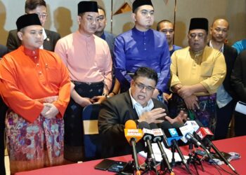 AB. Rauf Yusoh dalam sidang akhbar mengumumkan senarai Timbalan Exco selepas mempengerusikan mesyuarat Exco pertama di Hotel Ames, Ayer Keroh, Melaka. -  UTUSAN/AMRAN MULUP