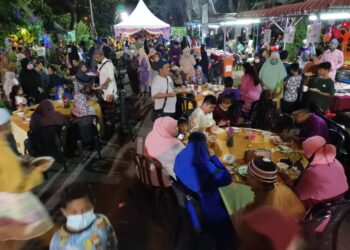 ANTARA tetamu yang memeriahkan sambutan Hari Raya Aidilfitri SUtRA1 dengan kerjasama Masjid An-Nur, Saujana Utama, Sungai Buloh, Selangor malam tadi. -IHSAN Norsham Mohd. Noor