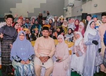 NUR Muhammad Hadi (depan, tengah) bersama tetamu dan peserta yang memperagakan pakaian daripada pelbagai etnik dalam Majlis Rumah Terbuka Akademi Al Bayan baru baru ini.