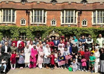 SEBAHAGIAN rakyat negara ini yang meraikan sambutan hari raya Aidilfitri di Westminster College, Cambridge, United Kingdom (UK).