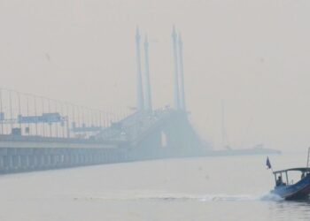 PEMANDANGAN Jambatan Pulau Pinang pada pagi kelmarin yang kelihatan kabur akibat jerebu berikutan cuaca panas yang melanda negara. - UTUSAN/IQBAL HAMDAN