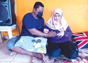 IMRAAN Samion menunjukkan ketumbuhan dialami isterinya, Siti Anney Saleman ketika ditemui di rumah mereka di Felda Sungai Mas, Kota Tinggi di Johor. -UTUSAN/MASTURAH SURADI