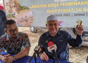 RAZMAN Zakaria pada sidang akhbar selepas meninjau pembinaan jeti nelayan MyKP Persatuan Nelayan Air Tawar  Sungai Galah di Kampung Gajah hari ini. - UTUSAN/MOHAMAD HAFIZI MOHD SAID