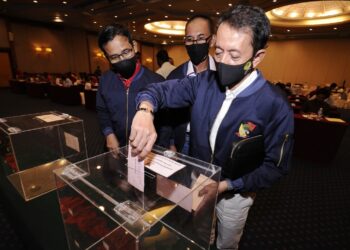 TUNKU Syed Razman Tunku Syed Idrus Al-Qadri (kanan) turut serta dalam pemilihan jawatankuasa PBNS bagi penggal 2022-2025 dalam Kongres PBNS Kali-88 yang diadakan di Seremban, Negeri Sembilan, hari ini. - UTUSAN/MOHD. SHAHJEHAN MAAMIN