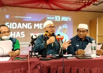 RAZMAN Zakaria (tengah) dalam sidang akhbar berhubung dakwaan beliau memfitnah Anwar Ibrahim Bagan Serai, Perak. - UTUSAN/WAT KAMAL ABAS