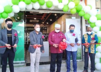 RAZMAN Zakaria (tengah) merasmikan Pusat Pameran  Drone Pertanian DJI Aggriculture milik Aeros Geotech Sdn. Bhd. di Taman Serai Maju di Bagan Serai hari ini.. - FOTO/WAT KAMAL ABAS