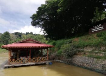 SEBUAH restoran terapung tersadai di pinggir sungai setelah tidak beroperasi sejak penularan pandemik Covid-19 dan penguatkuasaan Perintah Kawalan Pergerakan tahun lalu di Taman Negara, Kuala Tahan di Jerantut, Pahang. – UTUSAN/HARIS FADILAH AHMAD