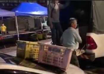 TANGKAP layar menunjukkan seorang peniaga didakwa berselisihan faham kerana perebutan tapak pasar pagi di Taman OUG, Kuala Lumpur.