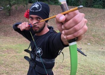 ISMAIL menunjukkan teknik membidik yang menjadi salah satu  aspek paling dititik beratkan dalam sukan memanah.