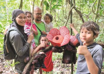 ZARAH bersama suami Noah Ibrahim Wells dan empat  anaknya ketika melakukan aktiviti luar.