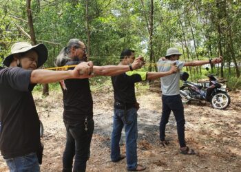 Pemain lastik menunjukkan bakat dan kemahiran masing-masing dalam latihan 
baru-baru ini.