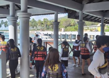 ANTARA pelancong yang tidak melepaskan peluang bercuti di resort Pulau Redang, Terengganu sejak semalam. 