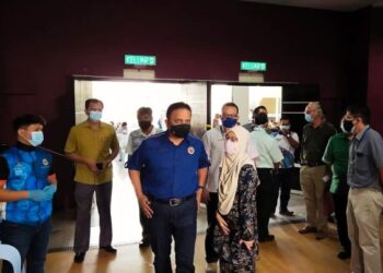 REEZAL Merican Naina Merican ketika meninjau proses vaksinasi di PPV Dewan Milenium Kepala Batas, Pulau Pinang.