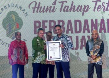REEZAL Merican Naina Merican menyampaikan Anugerah Khas Bandar Global Berdaya Huni Tahap Tinggi 2021 kepada Presiden Perbadanan Putrajaya (PPj), Datuk Fadlun Mak Ujud pada Majlis Pelancaran Indeks Daya Huni Malaysia (iDAM) di Putrajaya. - UTUSAN/FAISOL MUSTAFA