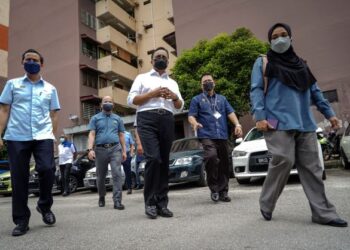 REEZAL Merican Naina Merican (tengah) hadir pada majlis penyerahan kunci kepada penerima rumah IKRAM Keluarga Malaysia di PPR Lembah Subang 2 hari ini. - UTUSAN/FARIZ RUSADIO