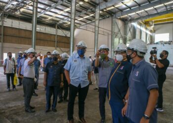 REEZAL Merican Naina Merican (tengah) meninjau loji insinerator yang akan mula beroperasi pada Disember ini di Kampung Belangan Pecah, Langkawi, Kedah, hari ini. - UTUSAN/ SHAHIR NOORDIN
