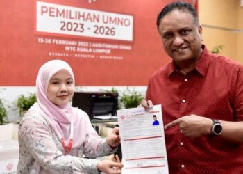 REEZAL Merican Naina Merican menyerahkan borang pencalonan Naib Presiden UMNO di Menara Dato Onn.