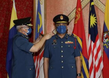 REEZAL Merican Naina Merican dipakaikan pangkat oleh Mohammad Hamdan Wahid pada Majlis Penganugerahan Pangkat Kehormat Jabatan Bomba dan Penyelamat Malaysia di Putrajaya. - FOTO/FAISOL MUSTAFA