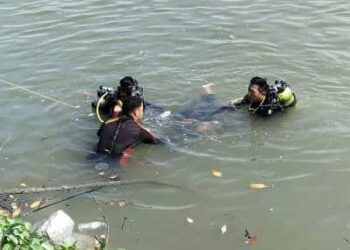 MAYAT remaja lelaki lemas ditemukan di Sungai Kembung, Pulau Indah di Klang, Selangor, hari ini.