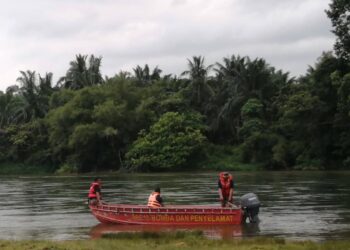 ANGGOTA bomba sedang melakukan operasi mencari dan menyelamat Muhammad Adam Shazwan Mokhtar yang dikhuatiri lemas di Sungai Terengganu di Kampung Dusun, Hulu Terengganu, Terengganu, petang tadi. - UTUSAN/NOOR HAYATI MAMAT