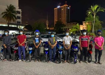 TUJUH 'mat rempit' ditahan polis dalam satu operasi khas susulan video aksi menunggang secara bahaya yang tular sejak Ahad lalu di laman sosial Facebook di Jalan Pintasan Kuantan di Kuantan, Pahang.